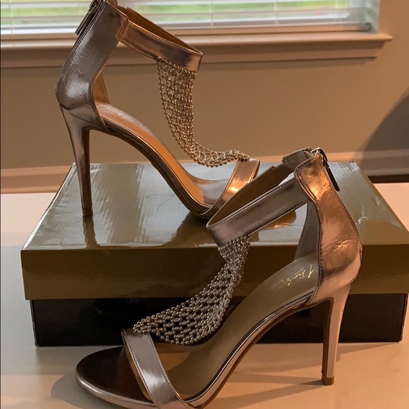 Silver Metallic Heels By Thalia Sodi 9M - Picture 4 of 4